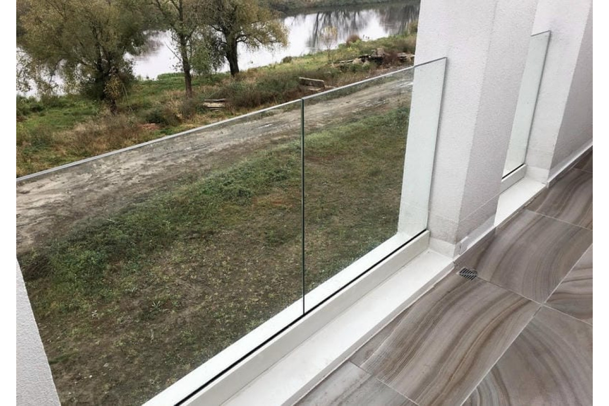 Ограждение стеклянное в зажимном профиле Lighting Horizont латунь стекло триплекс прозрачное 1000*2000 мм