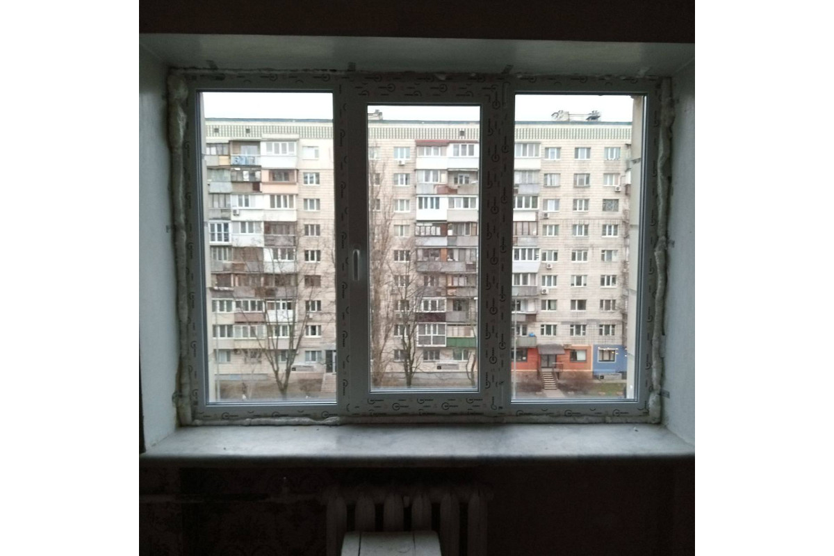 Металопластикове вікно золотий дуб ламіноване REHAU Synego 3х-стулкове з поворотно-відкидною стулкою 1900 × 1300 мм