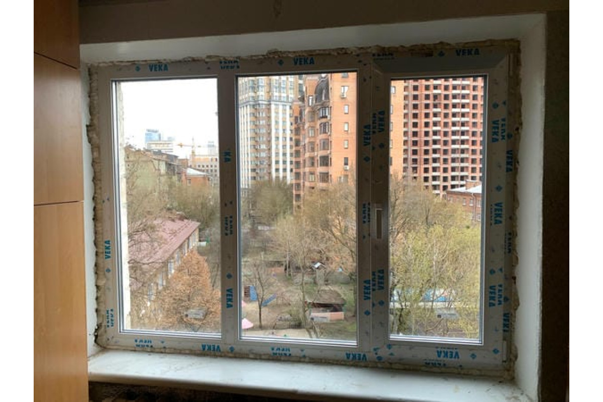 Металопластикове вікно золотий дуб ламіноване REHAU Synego 3х-стулкове з поворотно-відкидною стулкою 1900 × 1300 мм