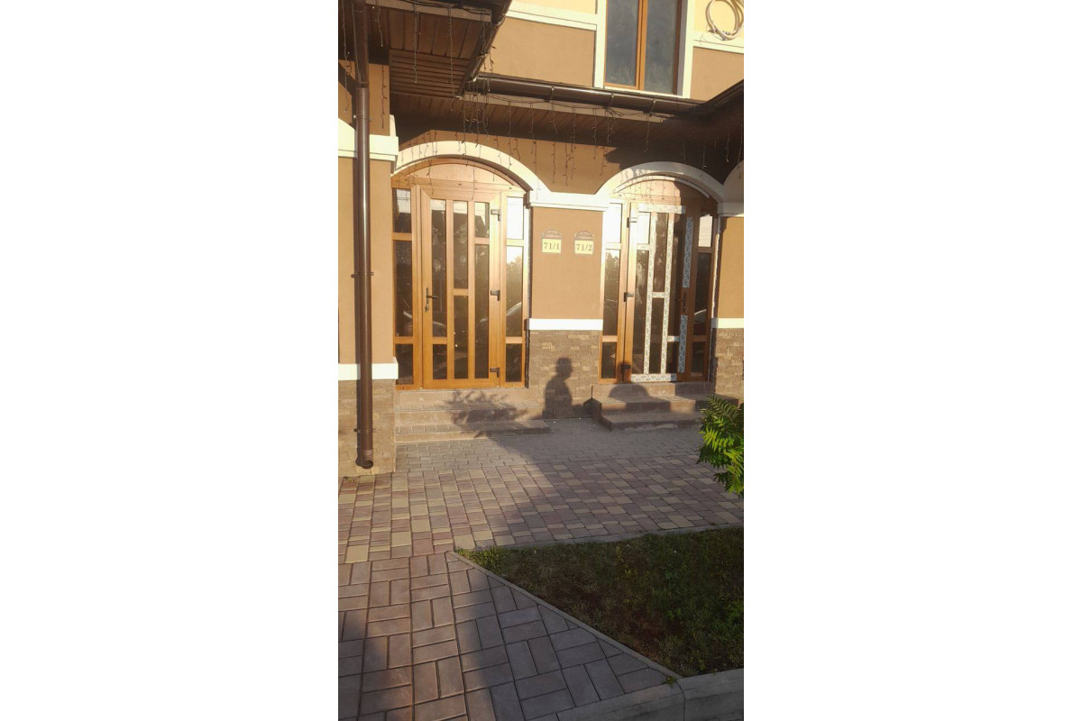 Металлопластиковые двери ламинированные Дуб Золотой VEKA Softline 82 поворотно-откидные 900 x 2100 мм