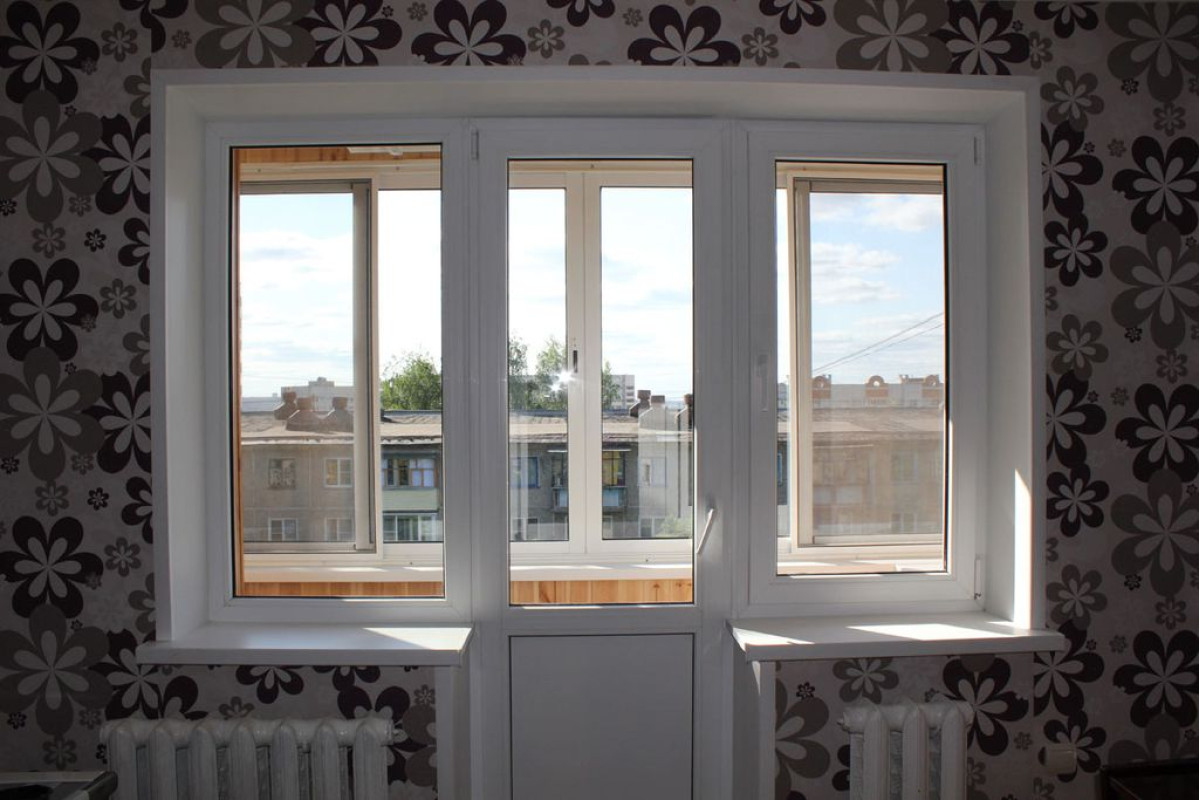 Балконний блок VEKA Softline з двома вікнами і поворотно-відкидними дверима 2100 x 2200 мм