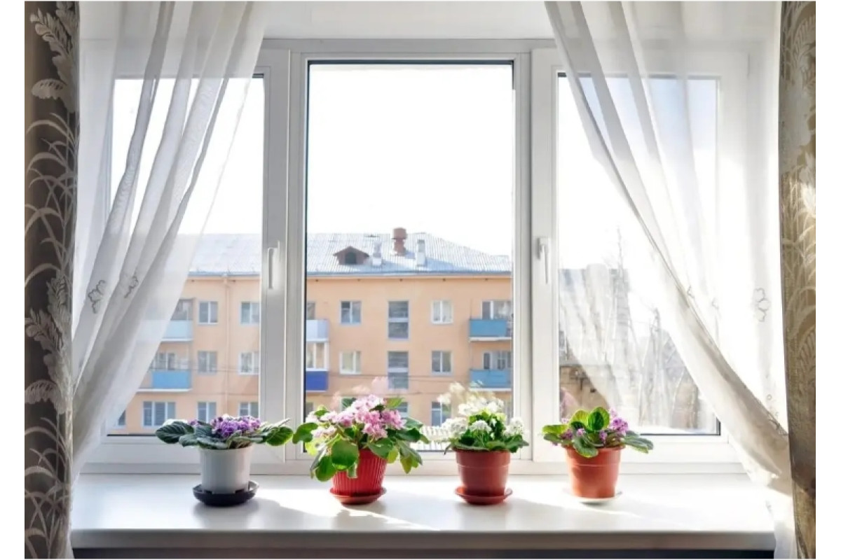Металлопластиковые окна REHAU EURO 70 трёхстворчатое с поворотно-откидной створкой 2500 x 1700 мм