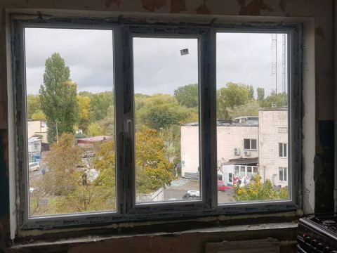 №186 Тристулкове біле вікно