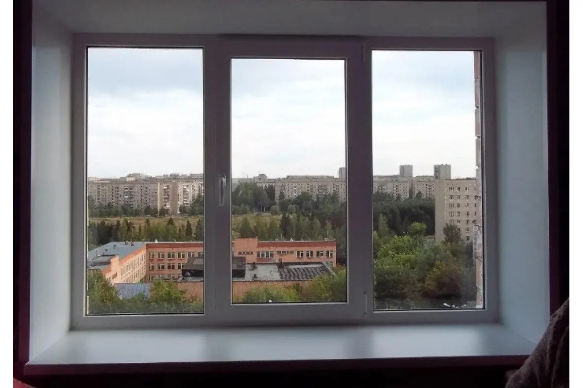 Металлопластиковые окна REHAU EURO 70 трёхстворчатое с поворотно-откидной створкой 2400 x 1200 мм