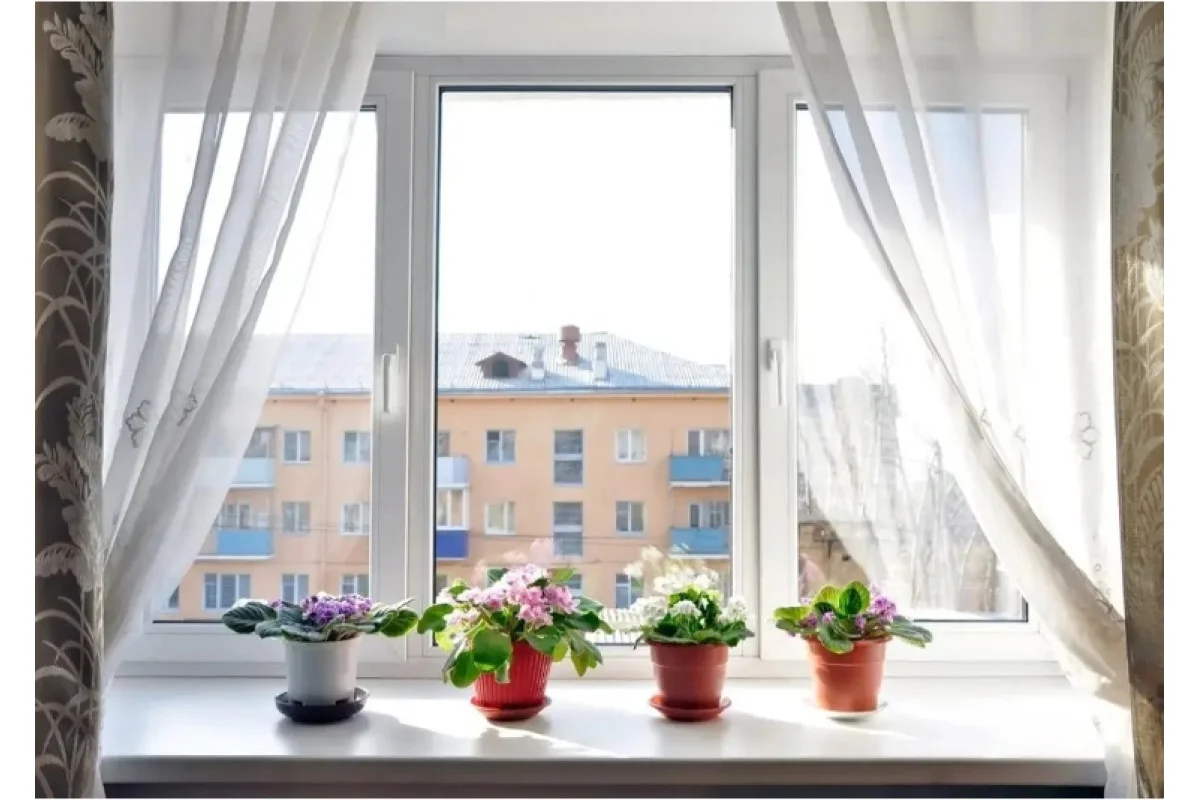 Металлопластиковые окна REHAU EURO 70 трёхстворчатое с поворотно-откидной створкой 2400 x 1200 мм