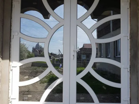 №102 Двері