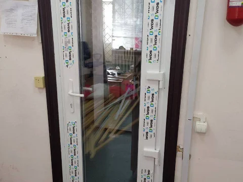 №136 Двері