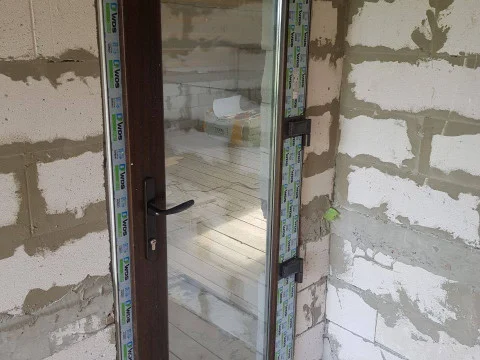 №142 Двері